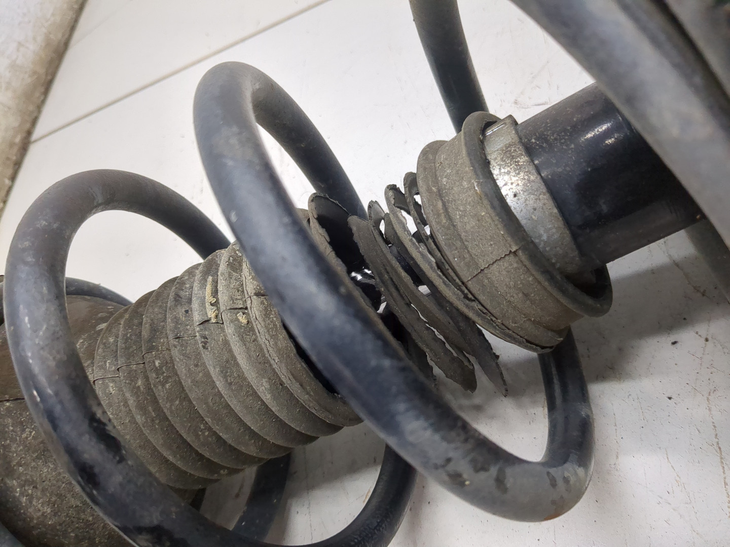 Амортизатор передний правый