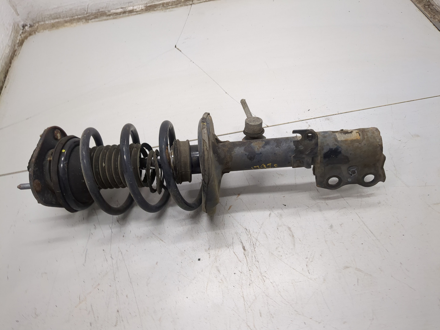 Амортизатор передний правый