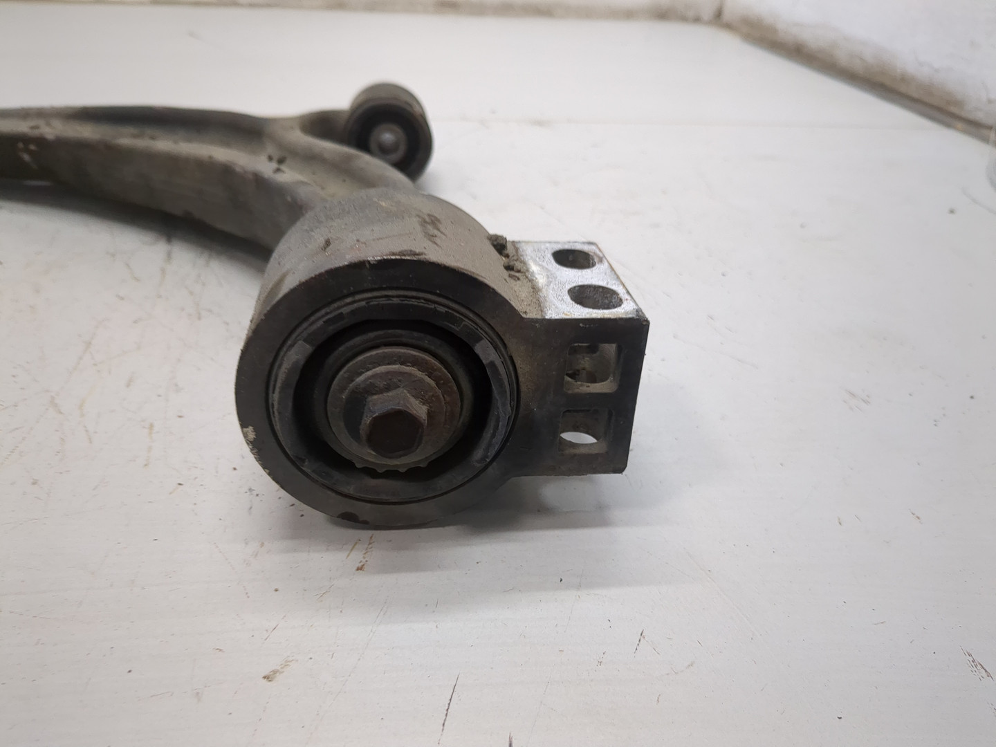 Рычаг передний левый