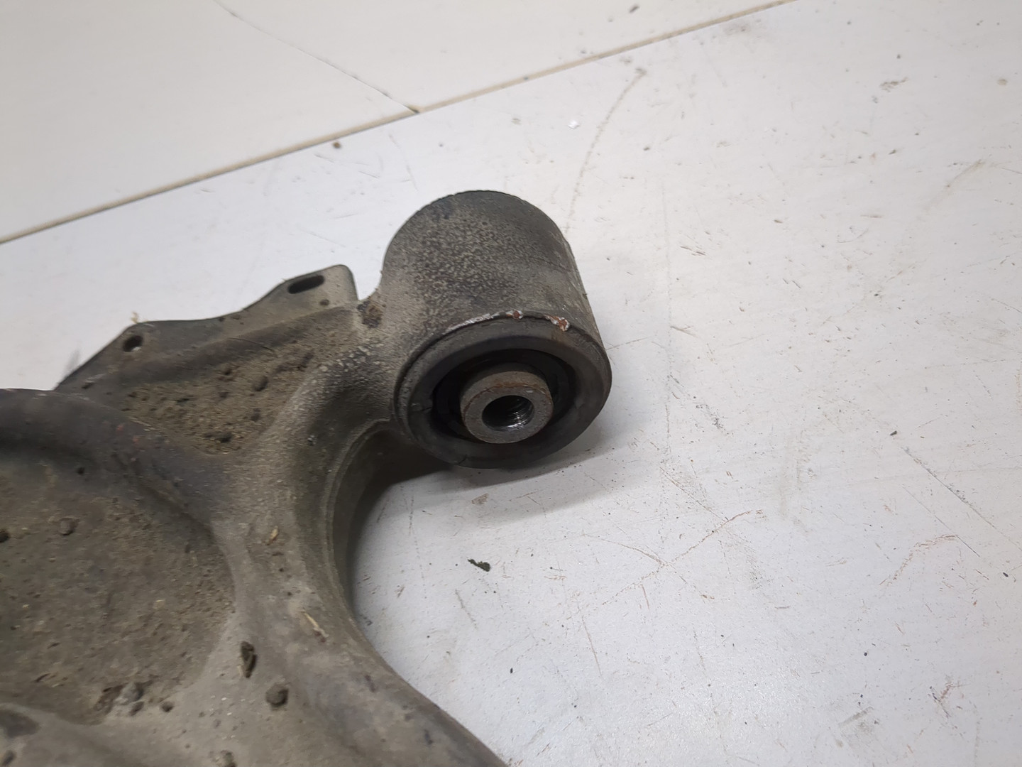 Рычаг передний левый