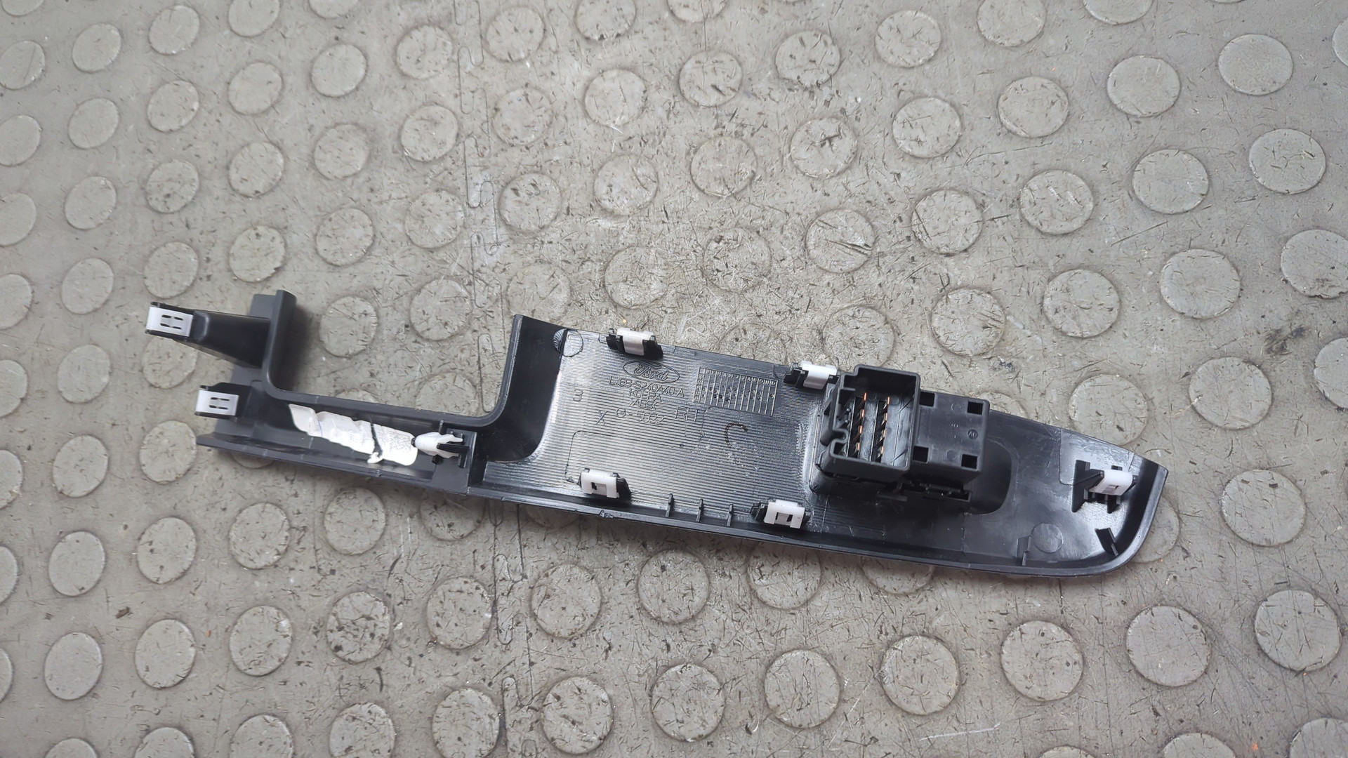 Кнопка стеклоподъемника