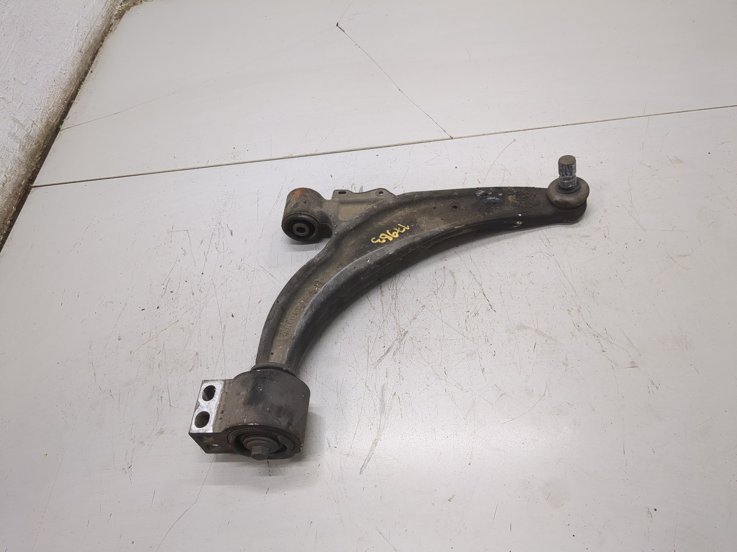 Рычаг передний правый