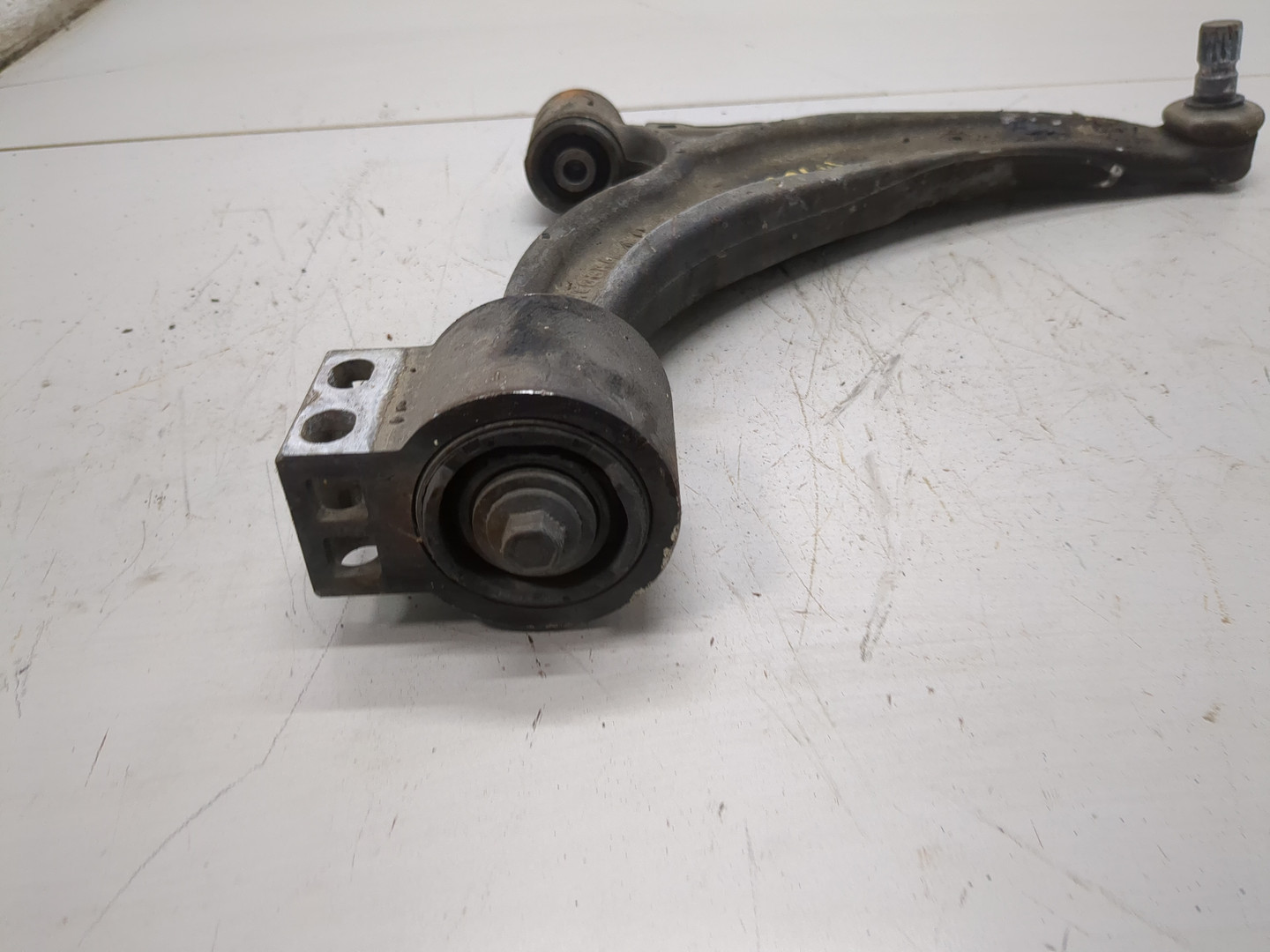 Рычаг передний правый