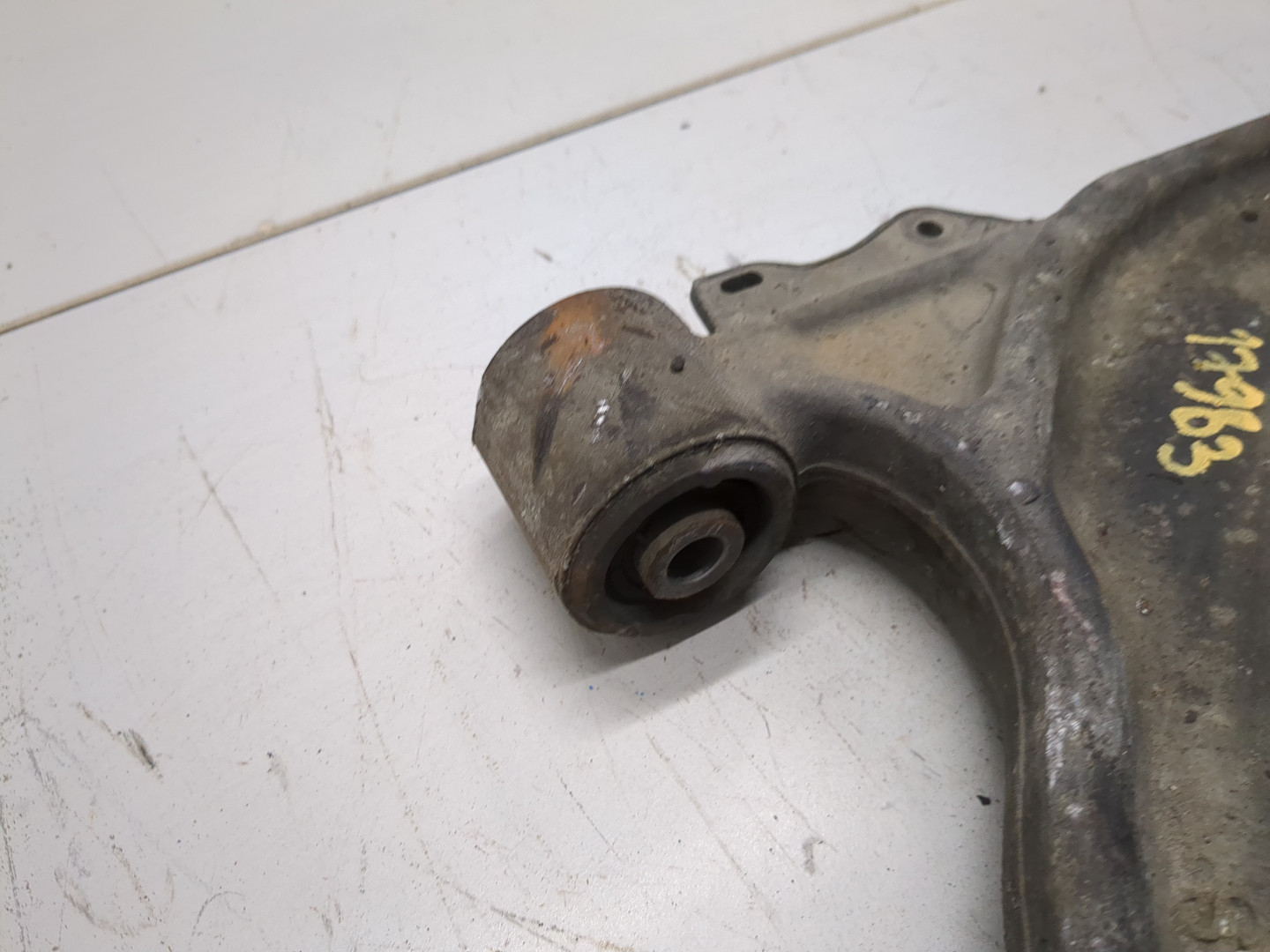 Рычаг передний правый