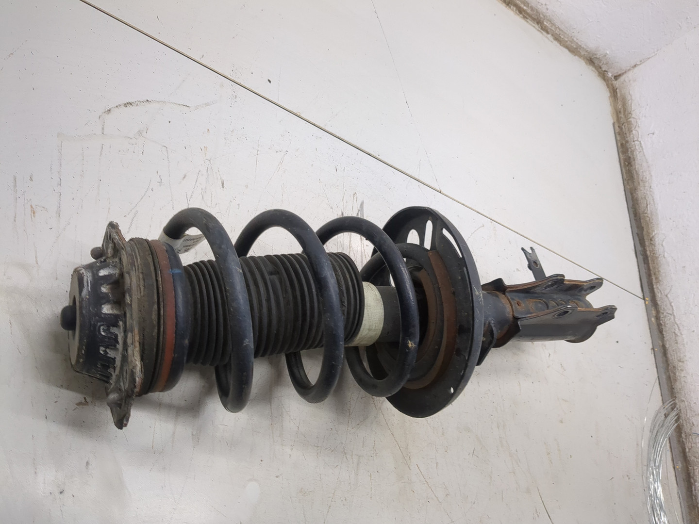 Амортизатор передний правый