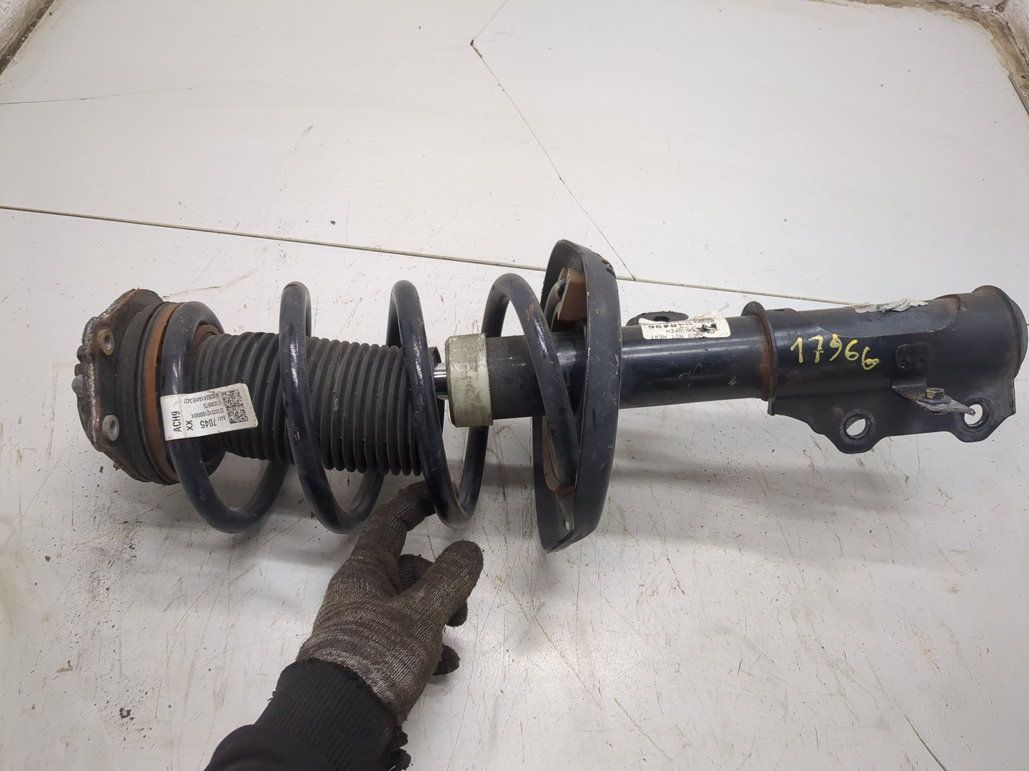 Амортизатор передний правый