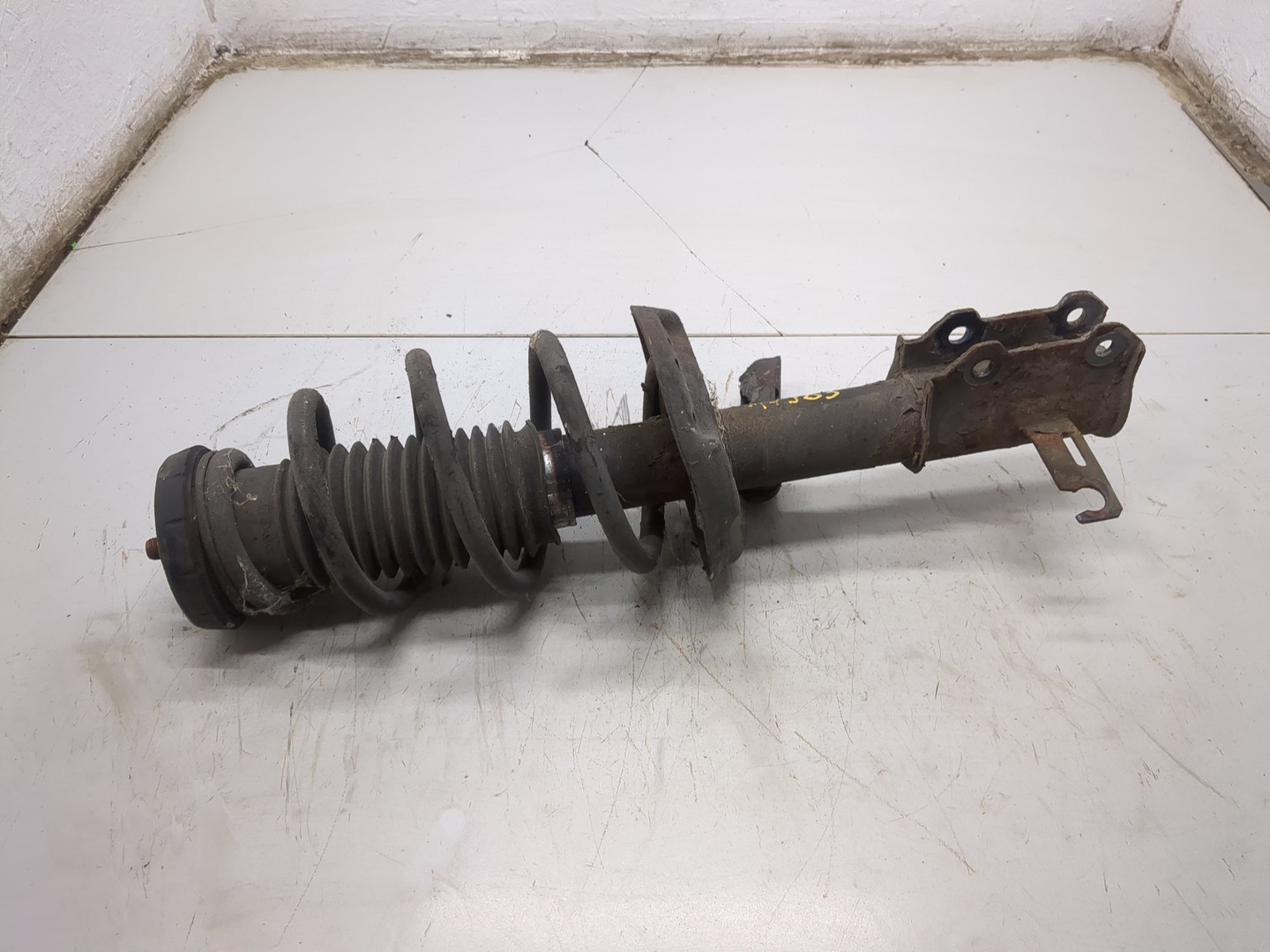 Амортизатор передний левый