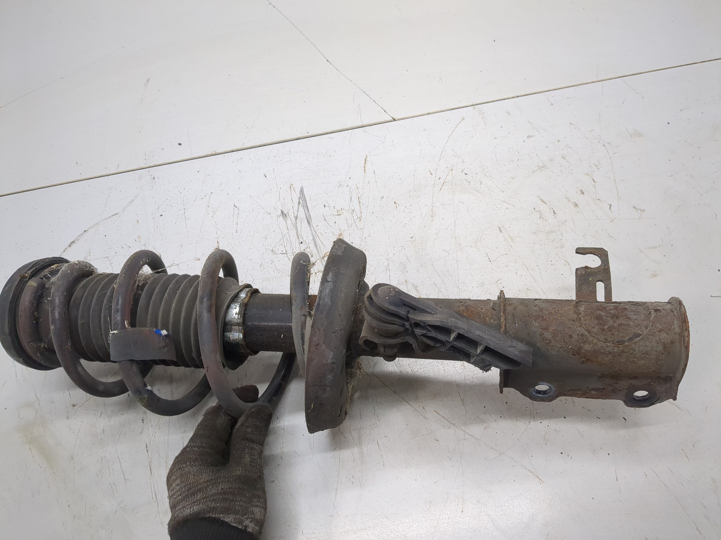 Амортизатор передний левый