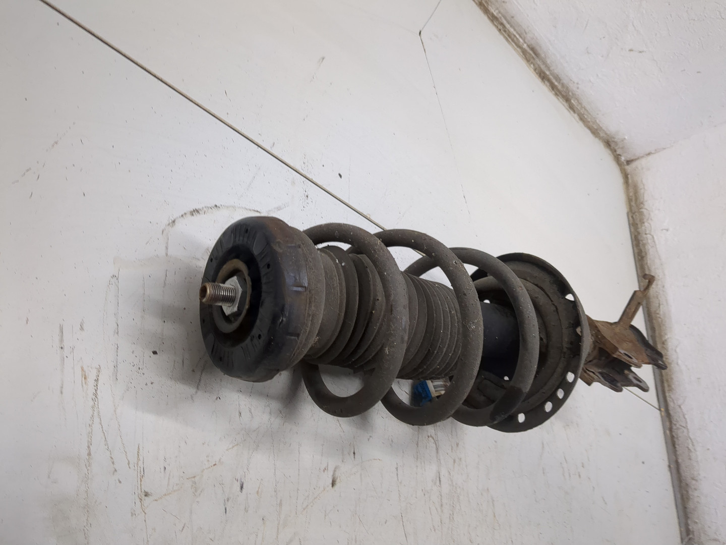 Амортизатор передний правый