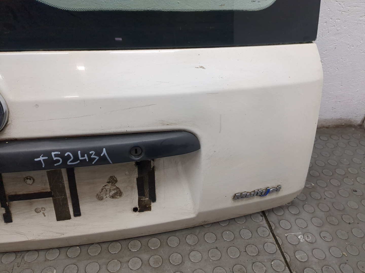 Дверь багажника