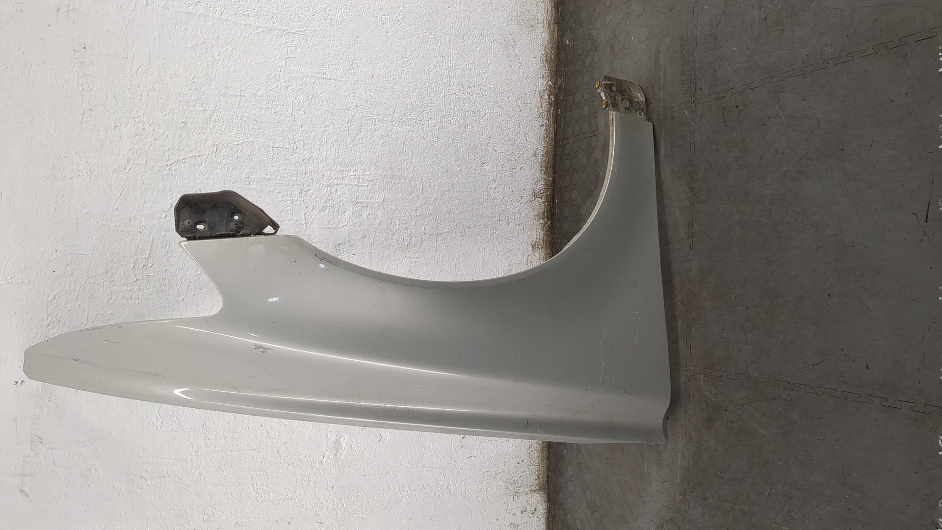 Крыло переднее правое