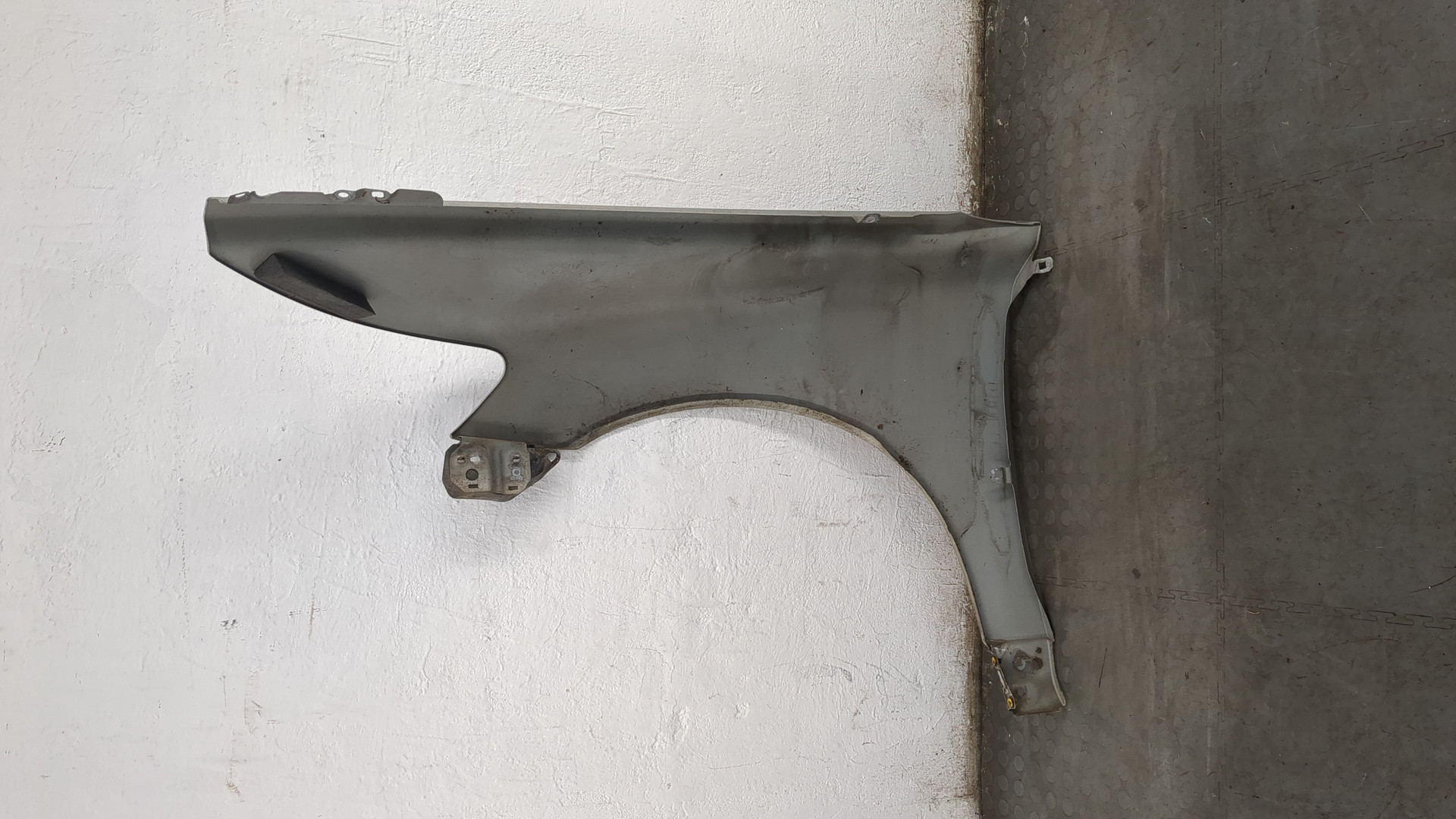 Крыло переднее правое