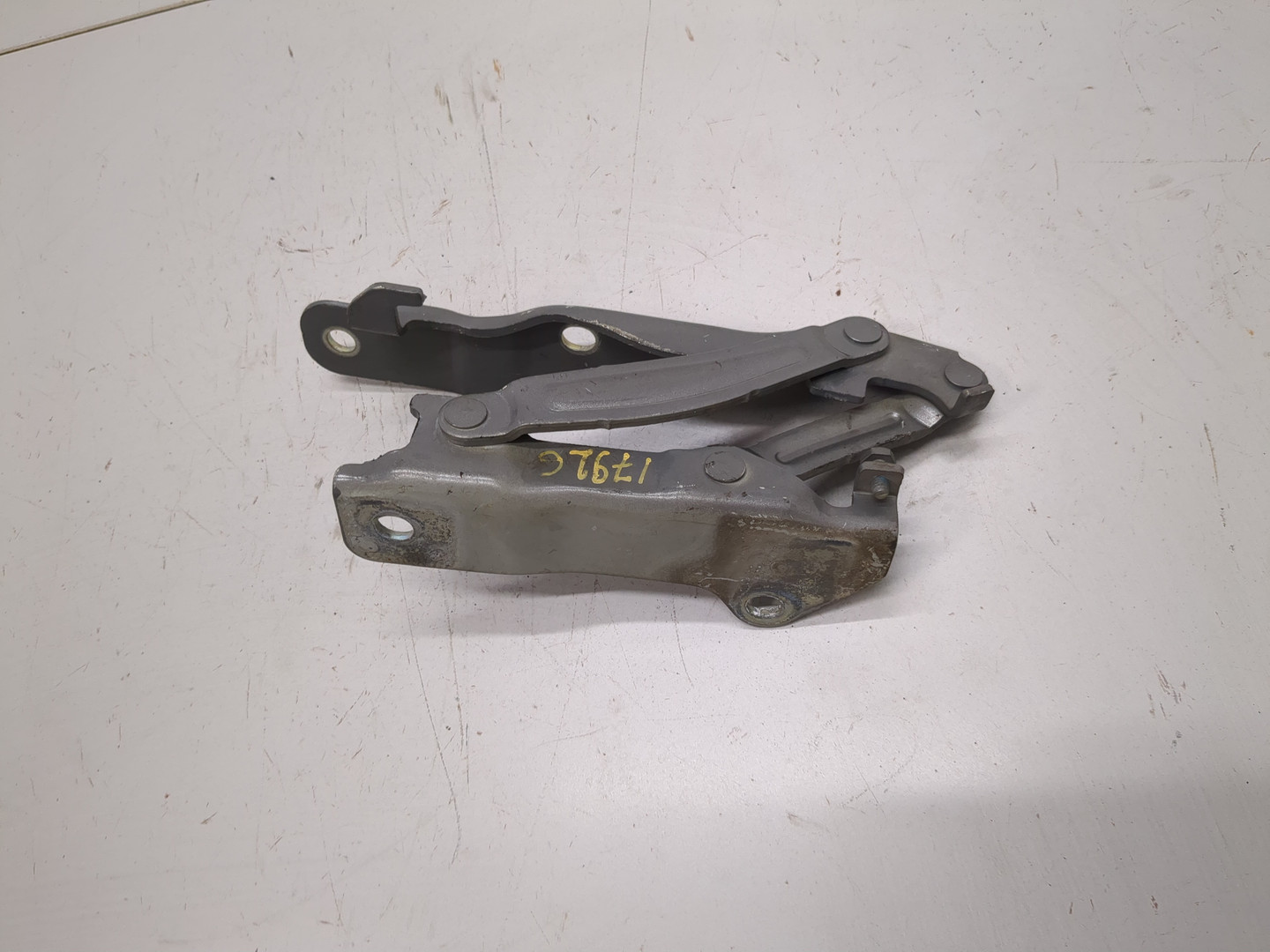 Петля капота левая