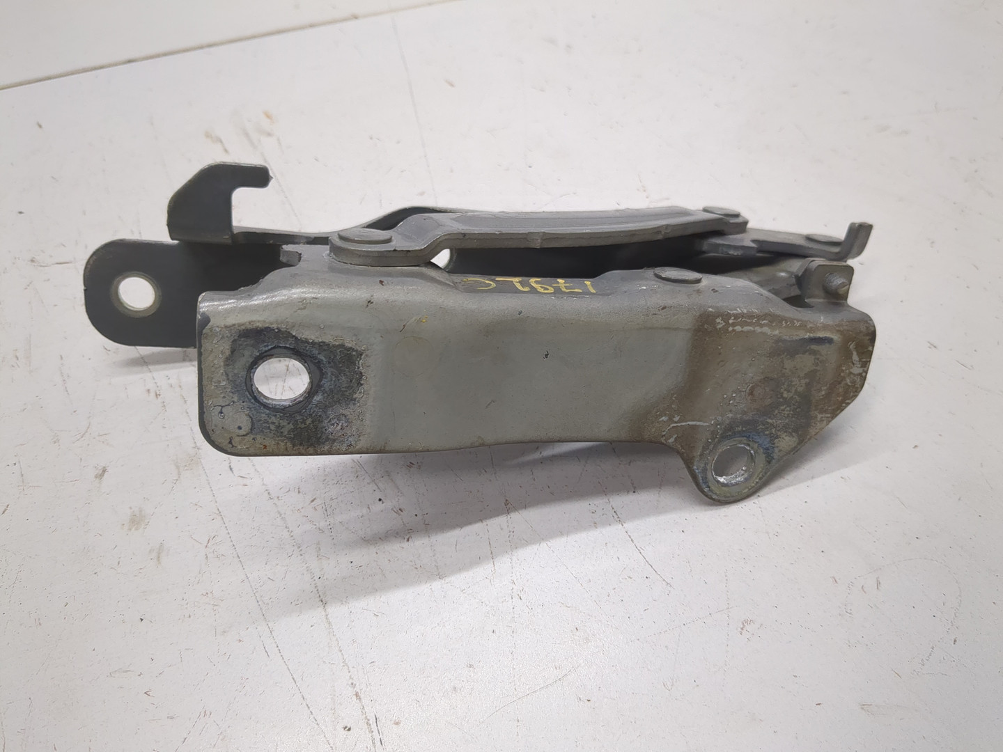 Петля капота левая