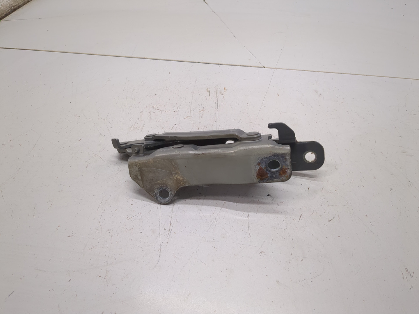 Петля капота правая