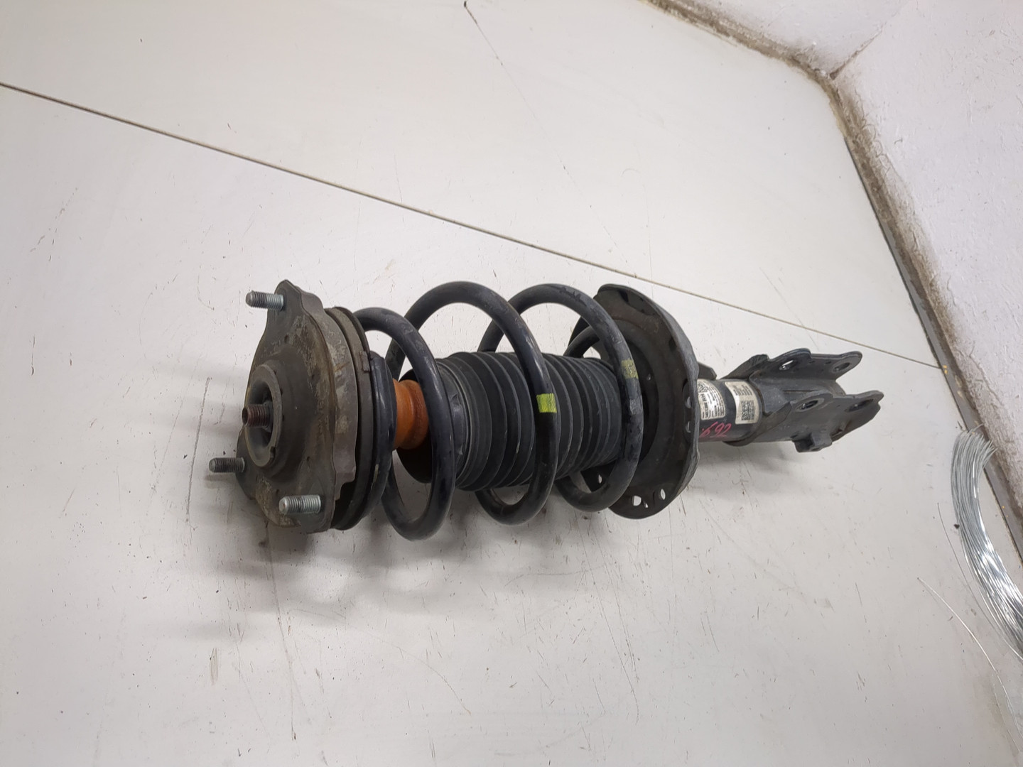 Амортизатор передний левый