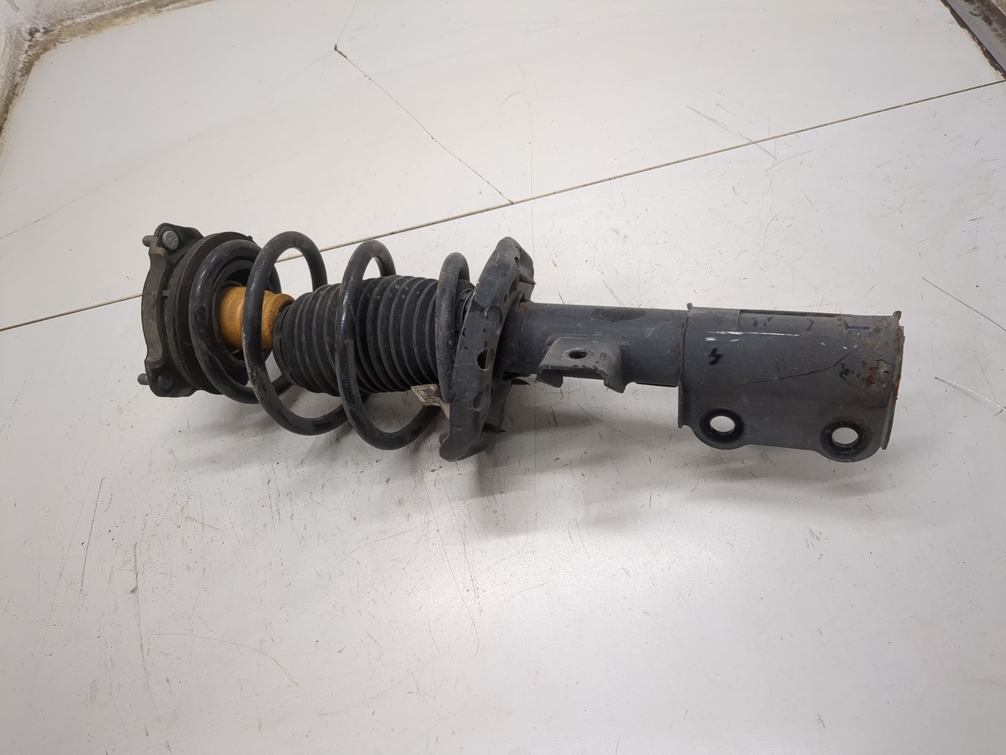 Амортизатор передний левый