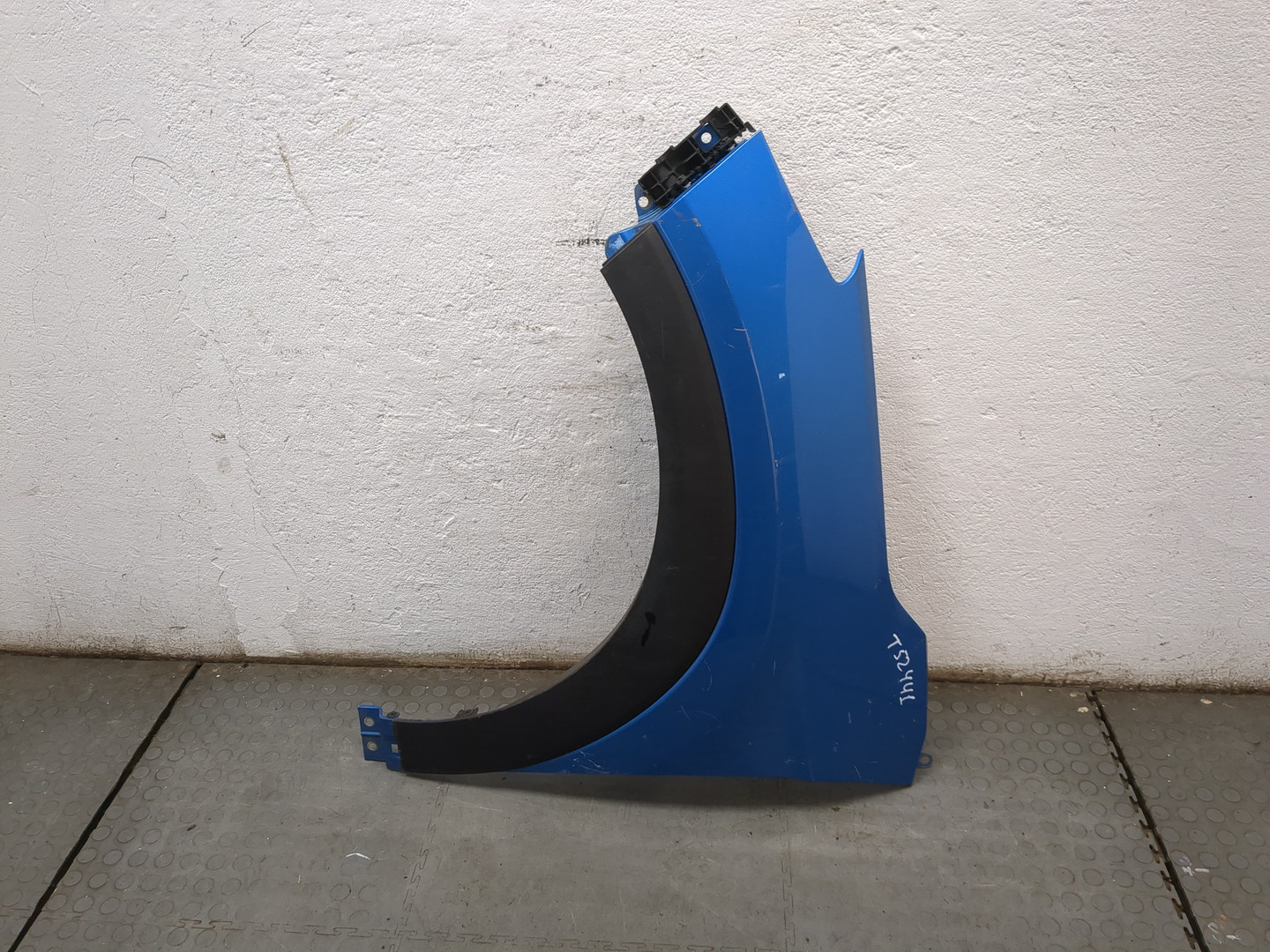 Крыло переднее левое