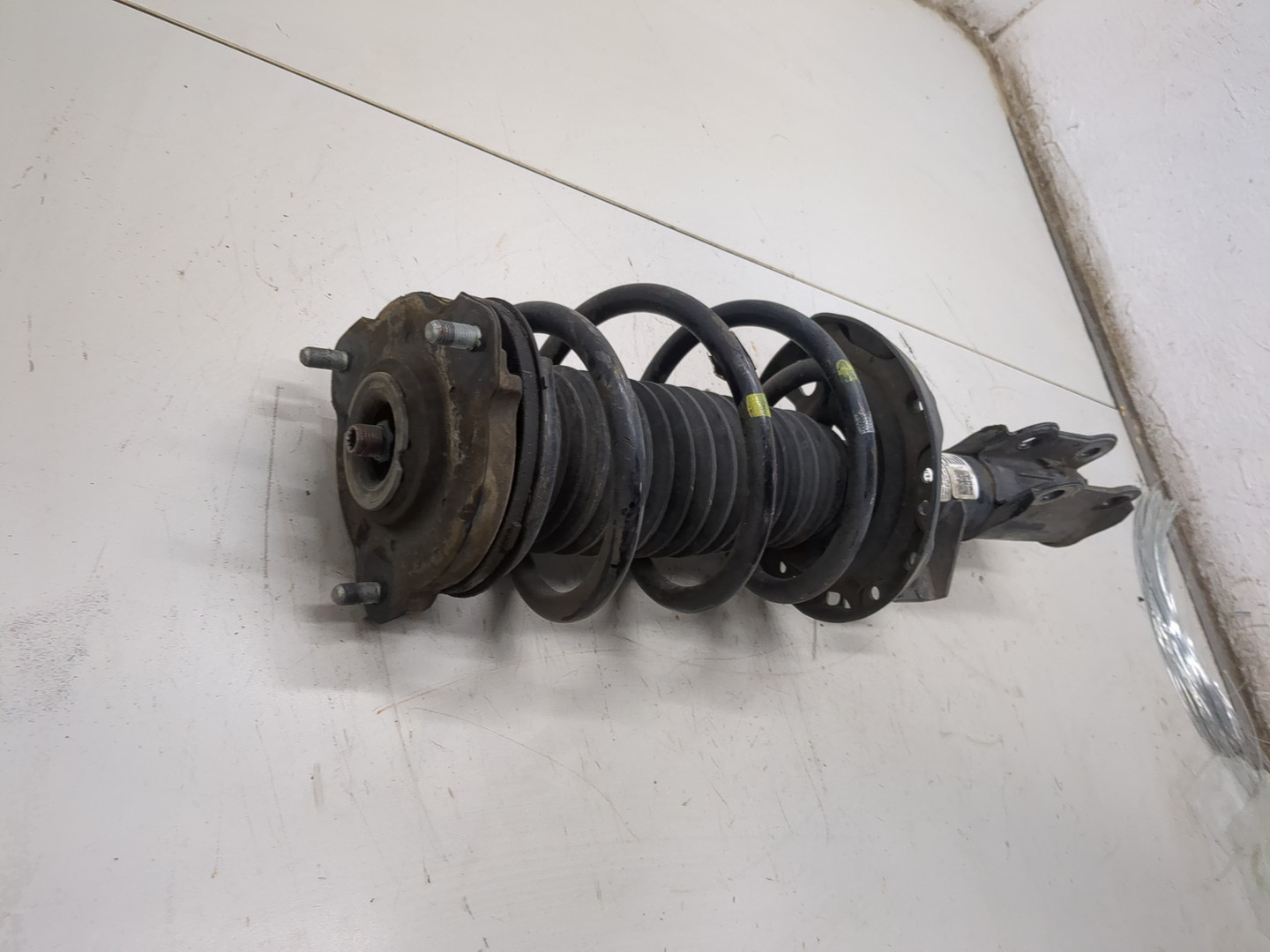 Амортизатор передний левый