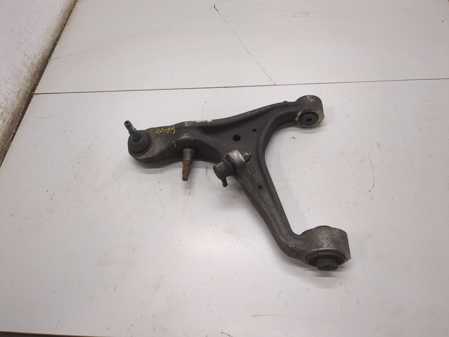 Рычаг передний левый