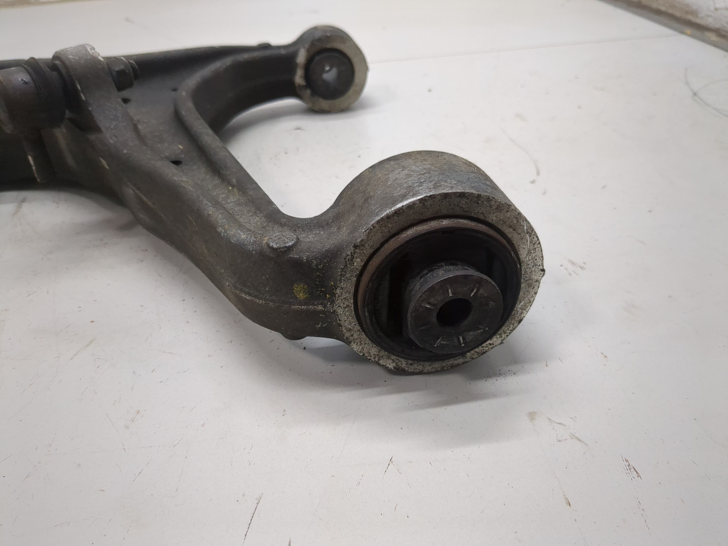 Рычаг передний левый