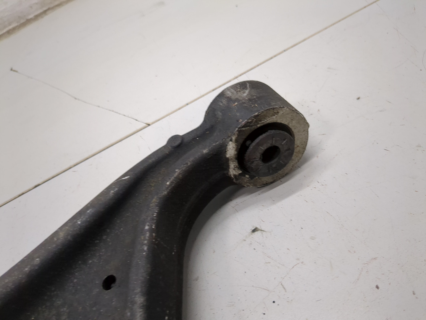 Рычаг передний левый