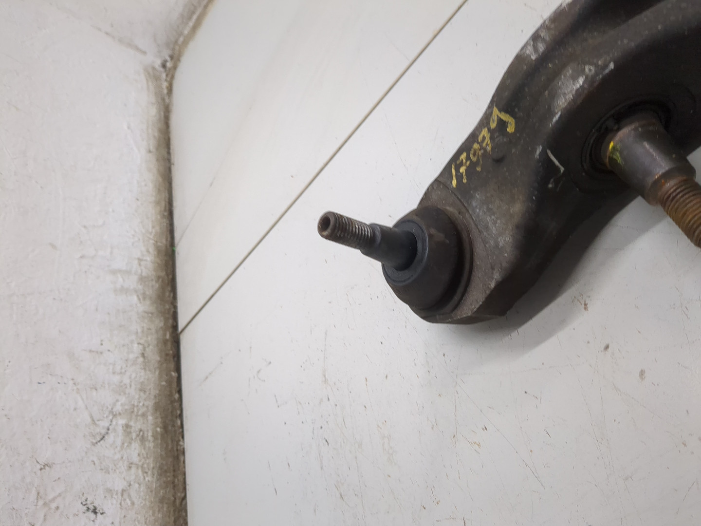 Рычаг передний левый