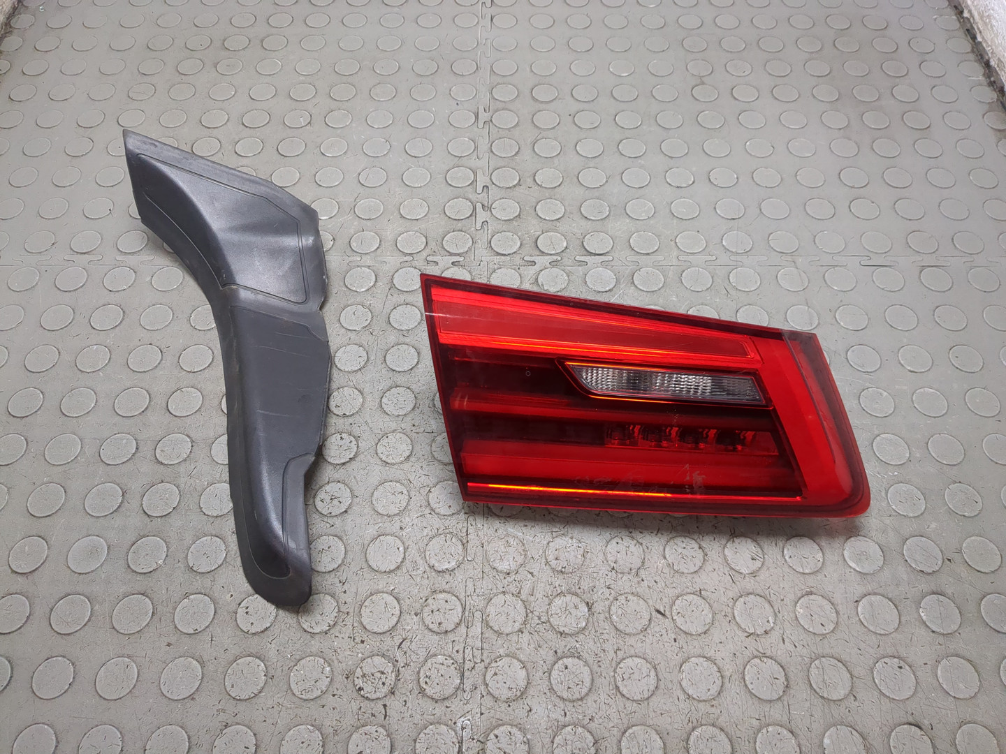 Фонарь задний внутренний левый