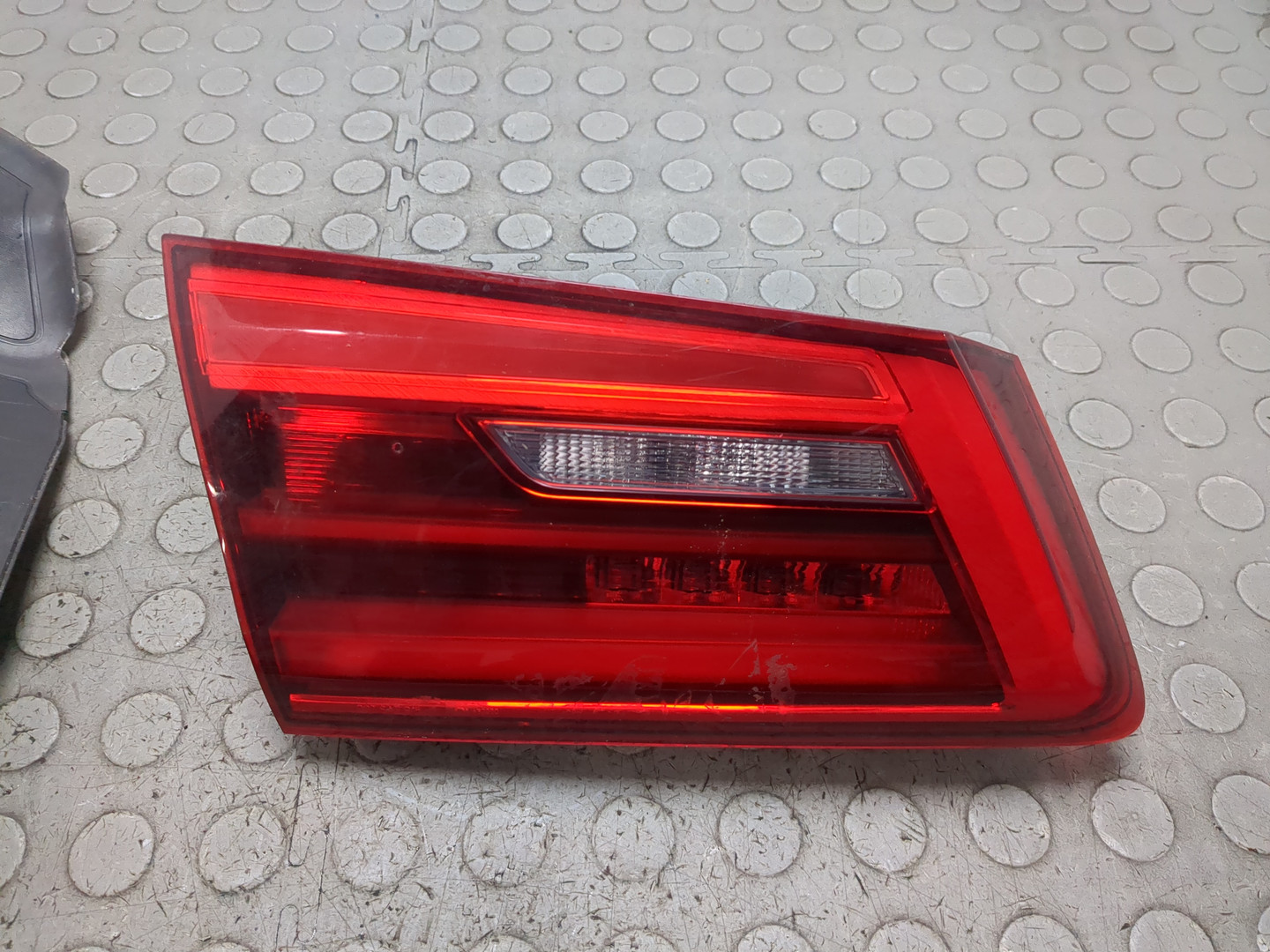 Фонарь задний внутренний левый