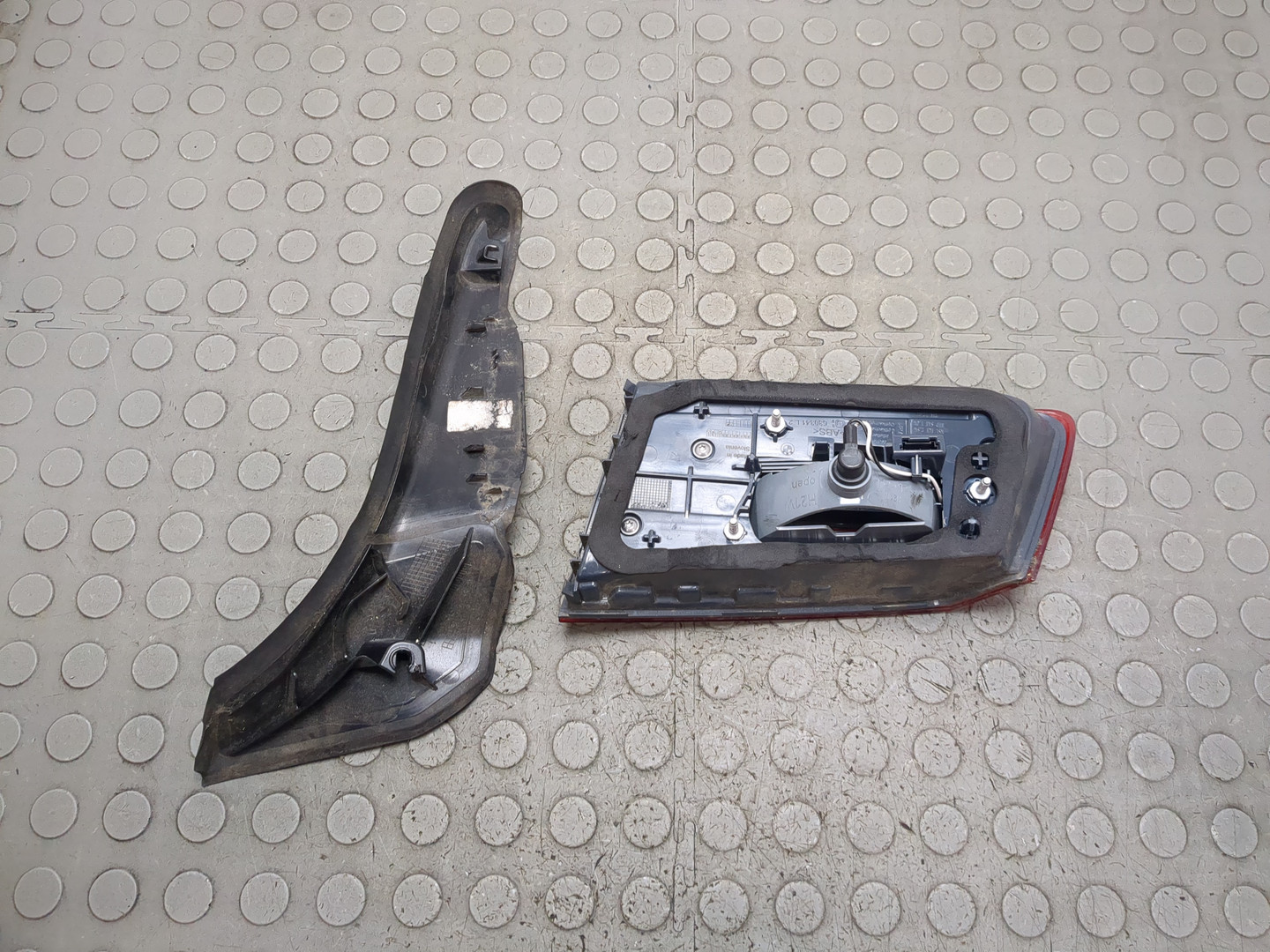 Фонарь задний внутренний левый