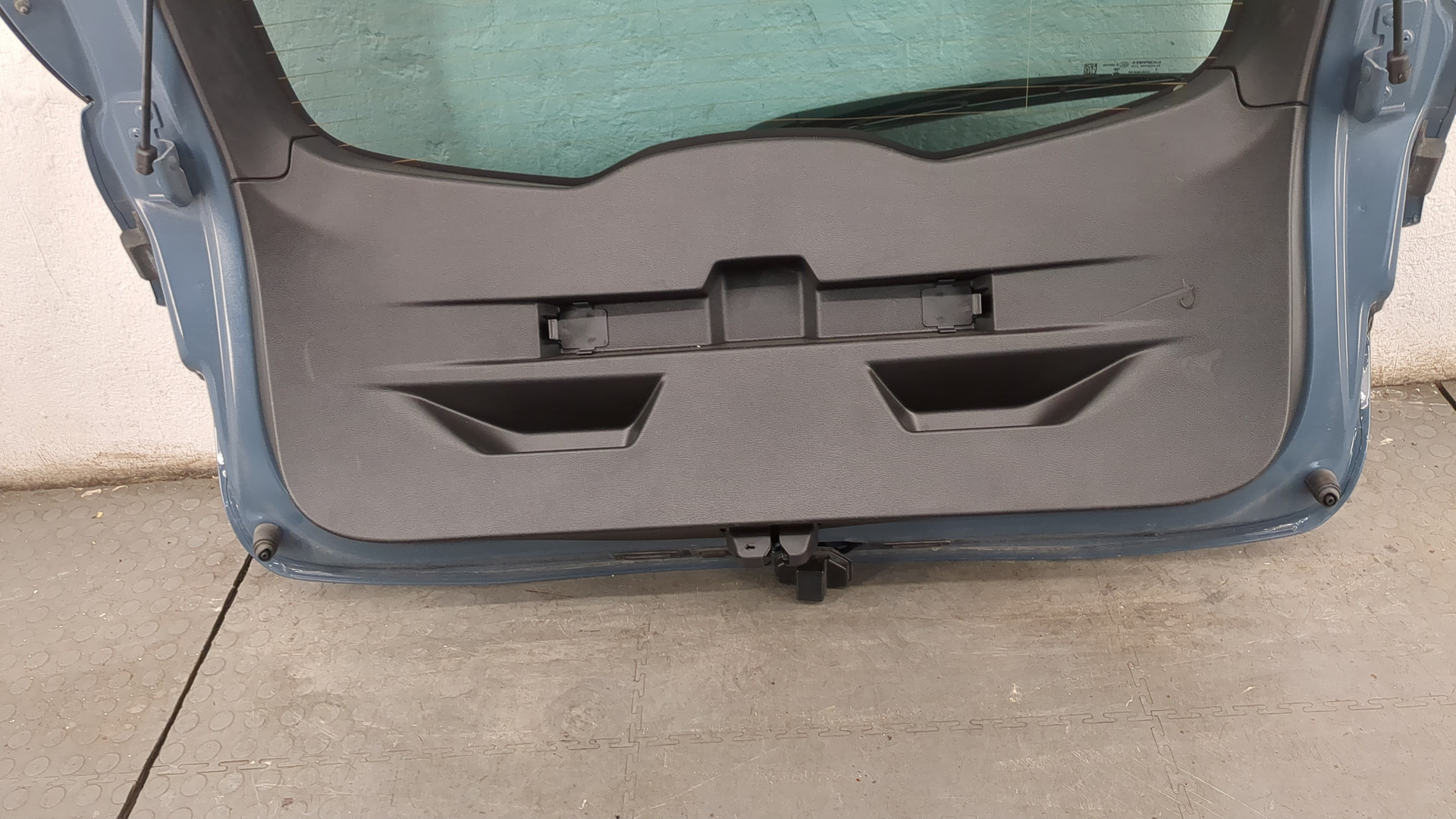 Дверь багажника