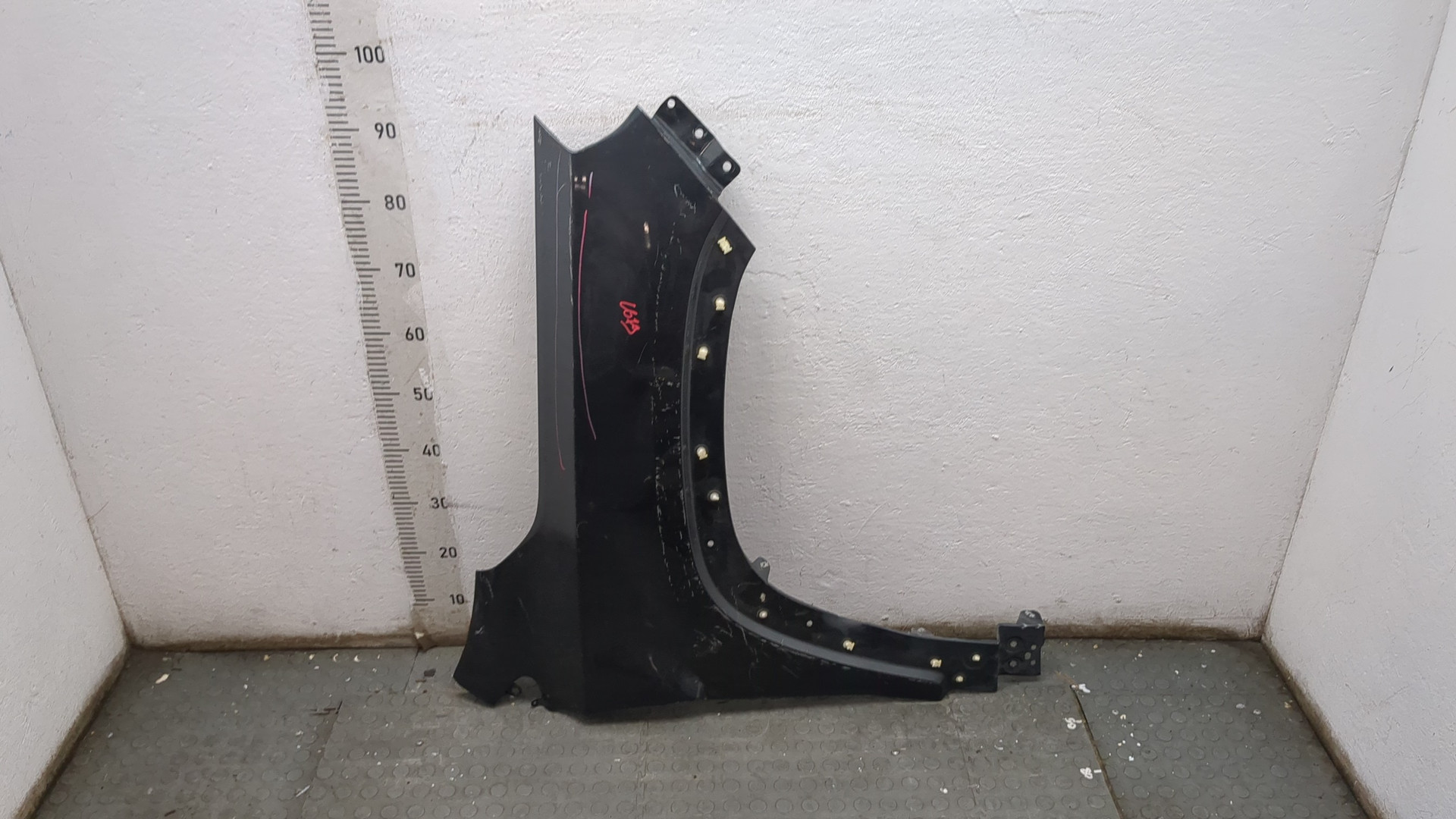 Крыло переднее правое