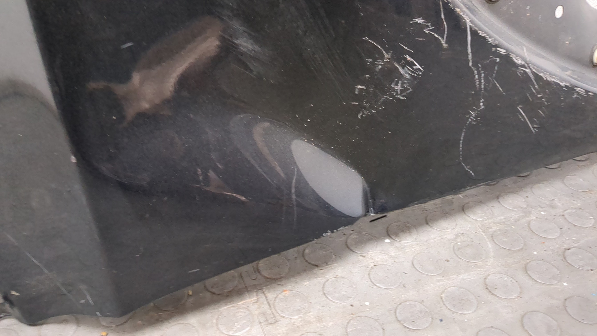 Крыло переднее правое