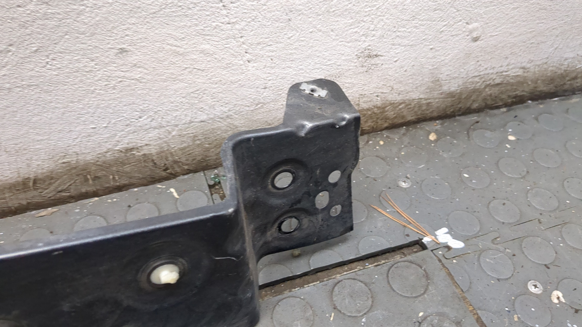 Крыло переднее правое