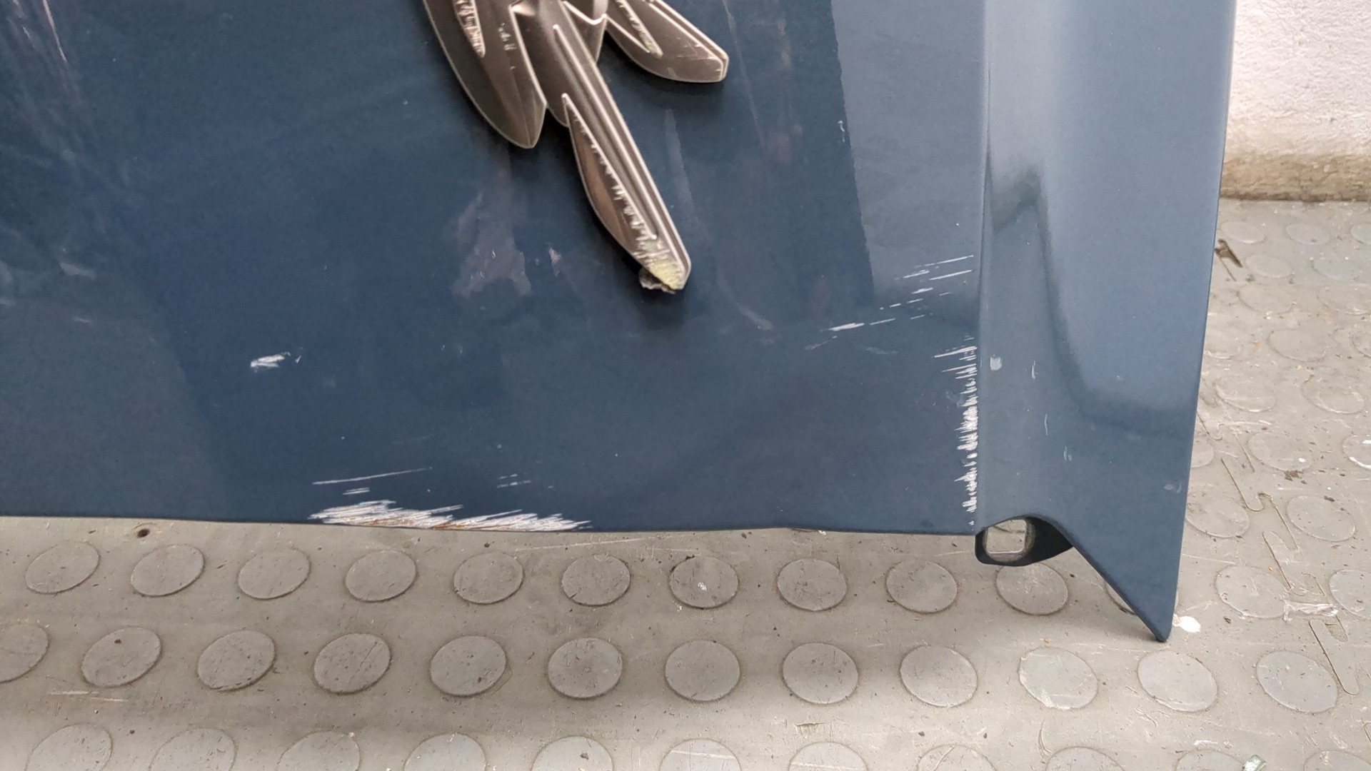 Крыло переднее левое