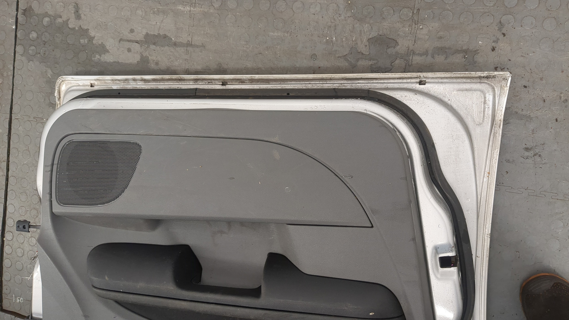 Дверь передняя левая