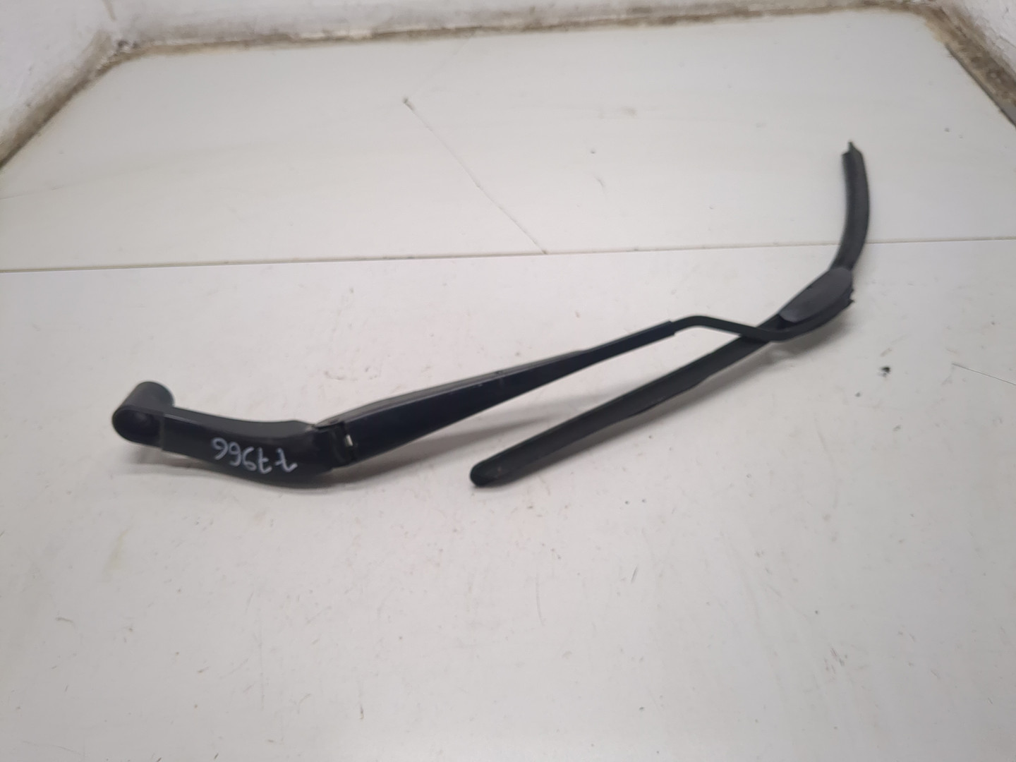 Поводок стеклоочистителя передний левый