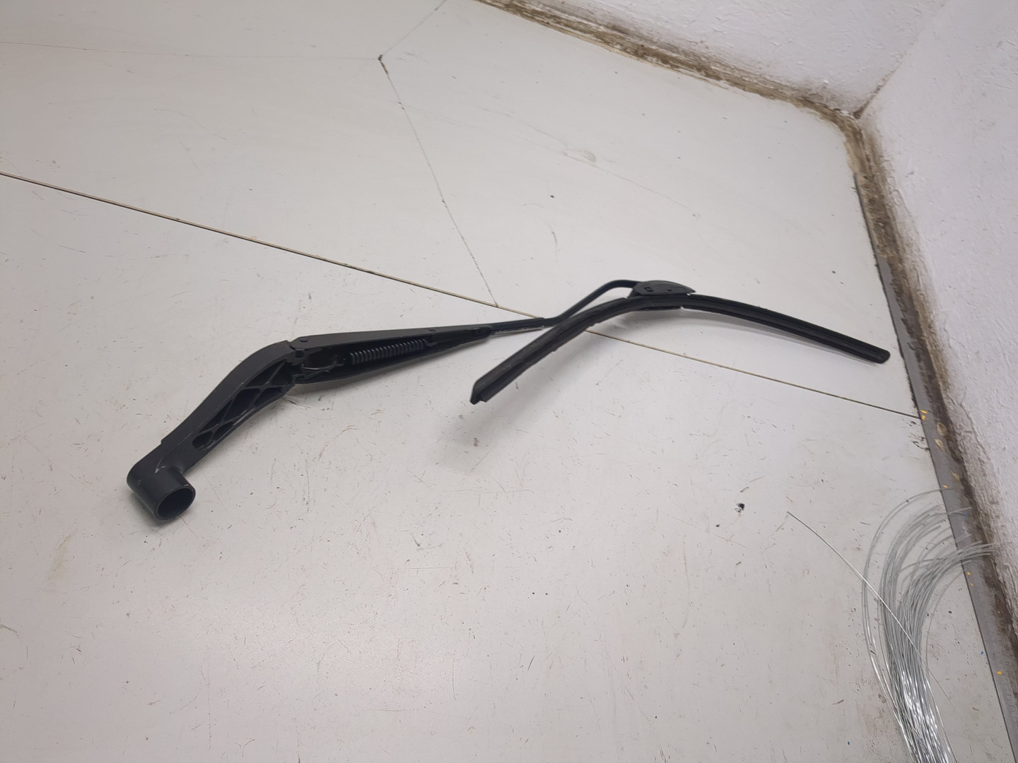 Поводок стеклоочистителя передний левый