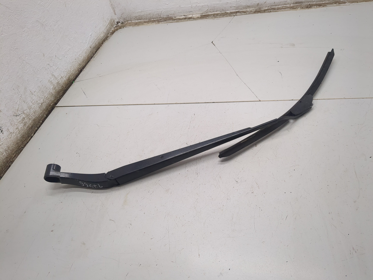 Поводок стеклоочистителя передний правый