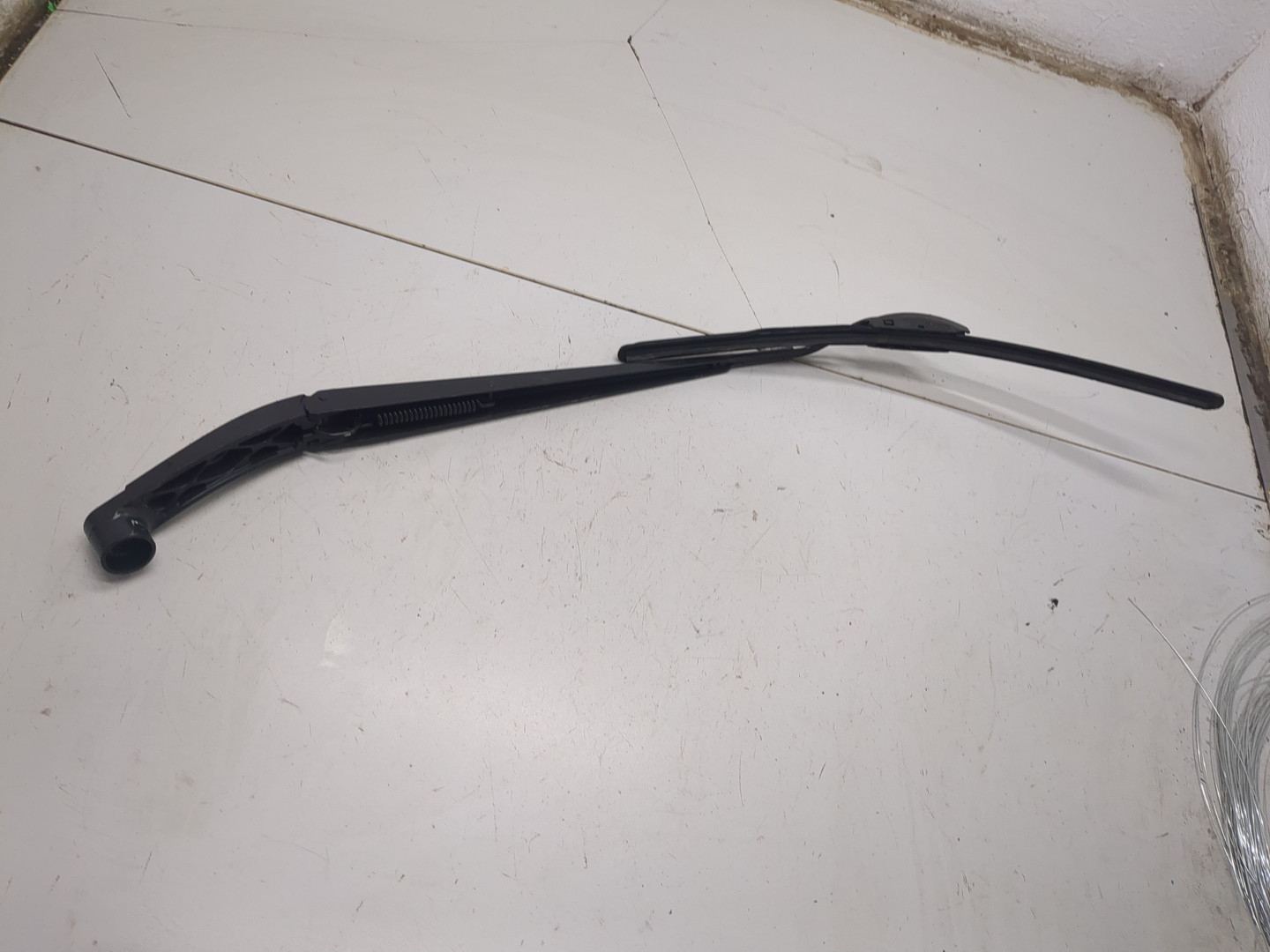 Поводок стеклоочистителя передний правый