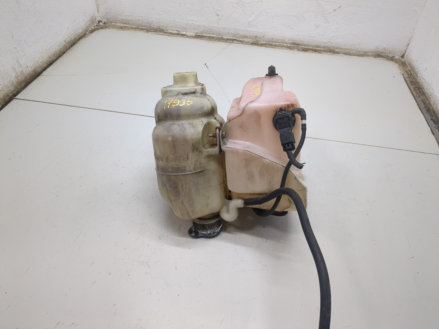 Бачок омывателя лобового стекла