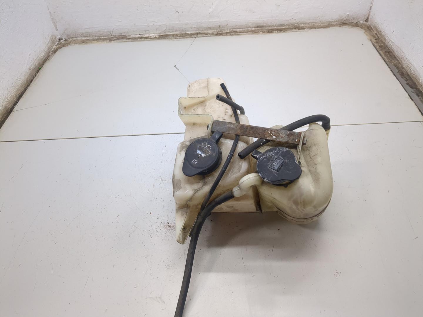 Бачок омывателя лобового стекла