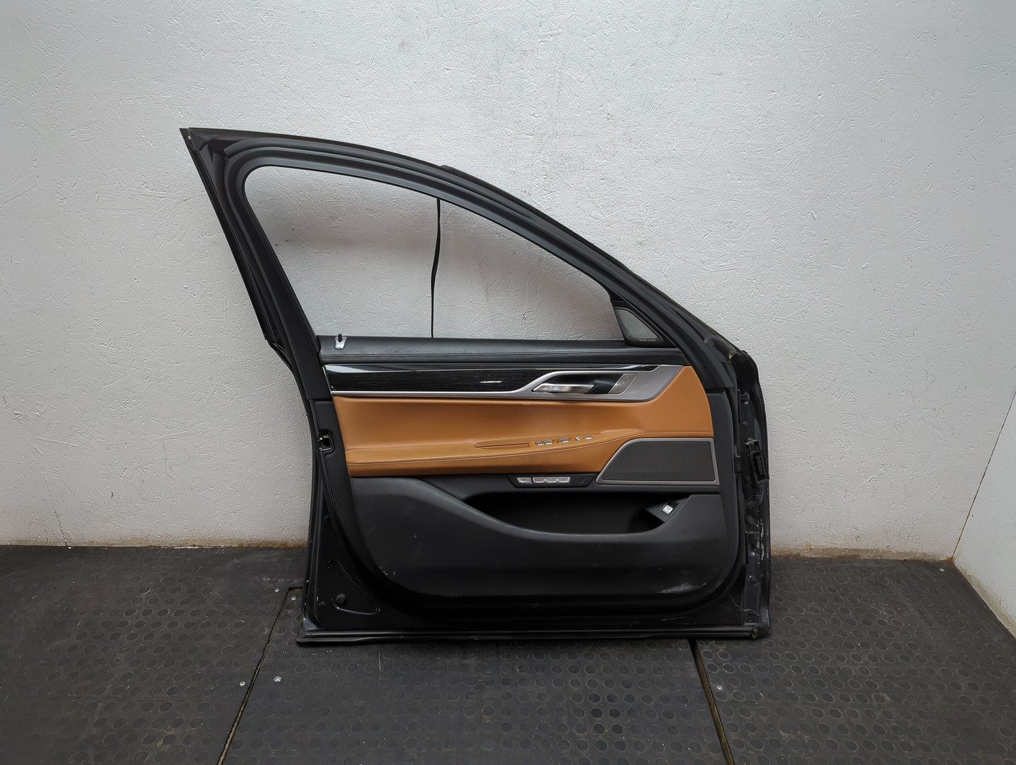 Дверь передняя левая