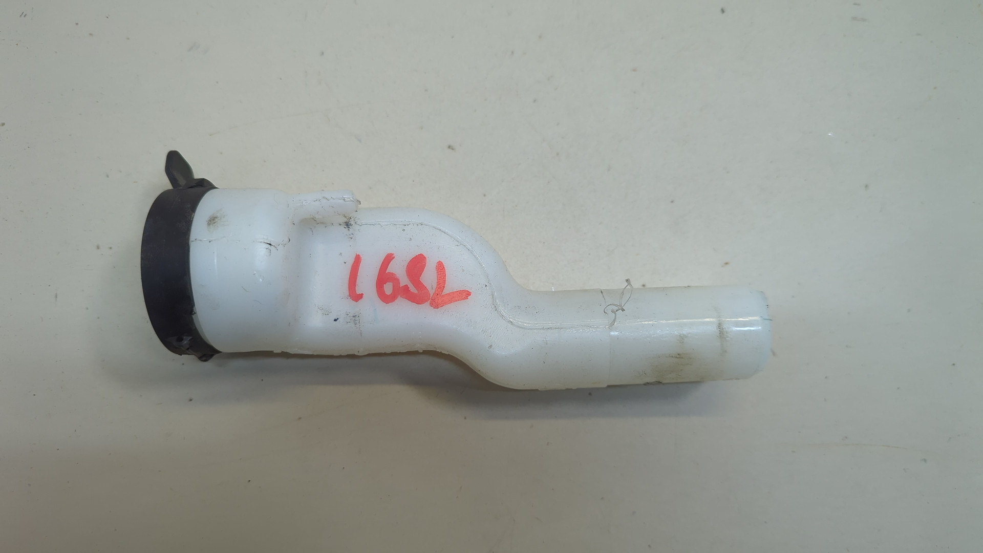 Горловина бачка омывателя