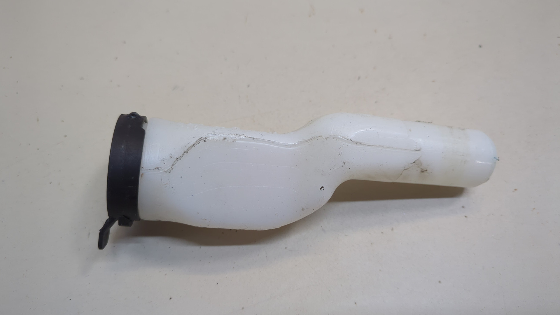 Горловина бачка омывателя