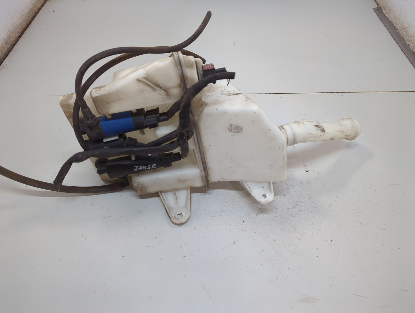 Бачок омывателя лобового стекла