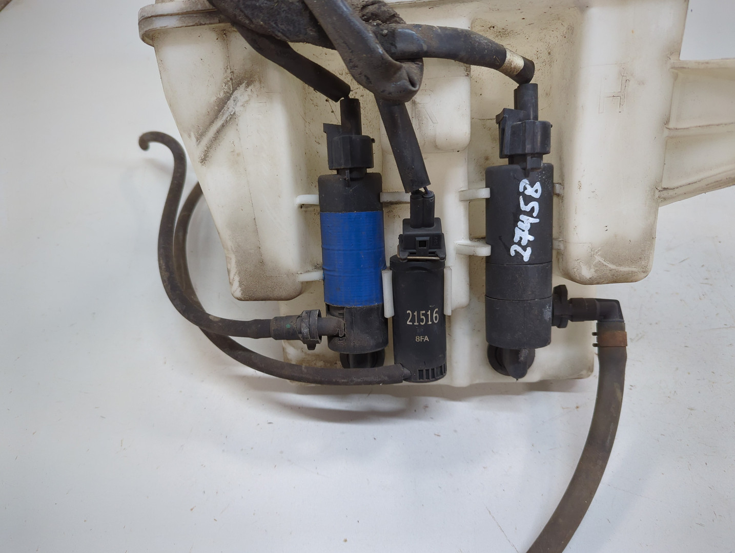 Бачок омывателя лобового стекла