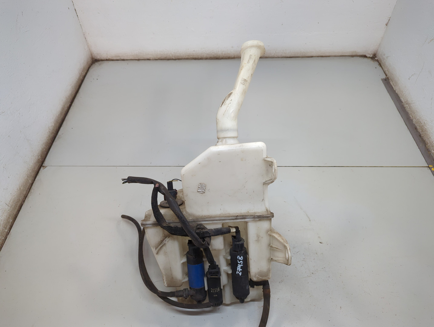 Бачок омывателя лобового стекла