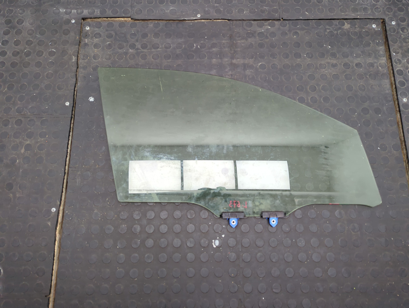 Стекло двери передней правой