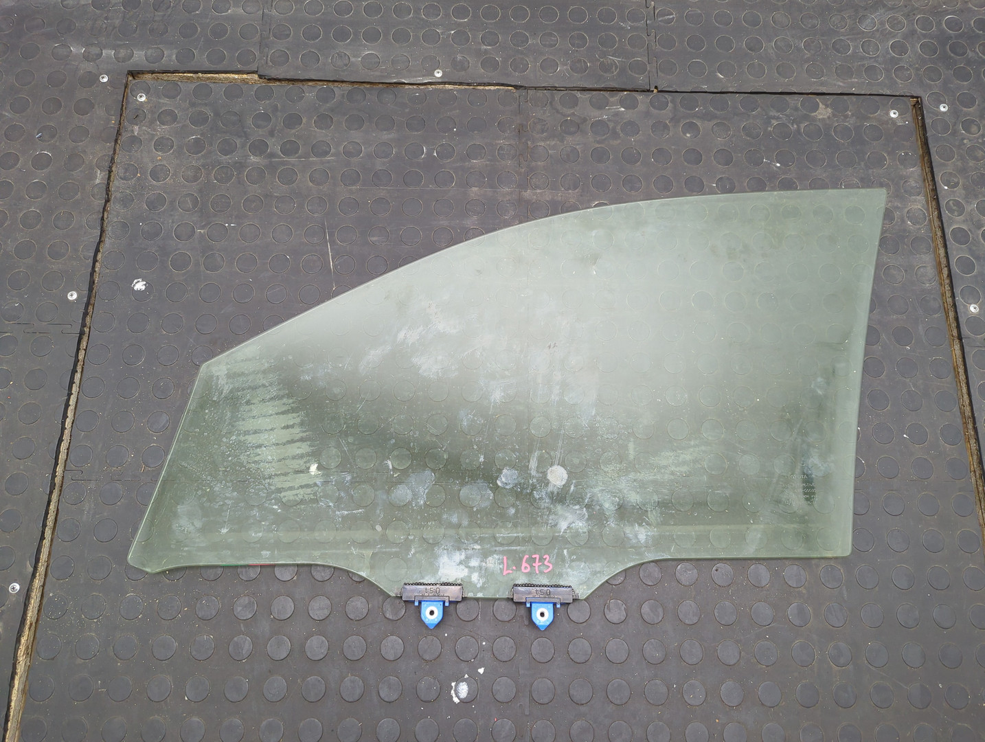 Стекло двери передней правой